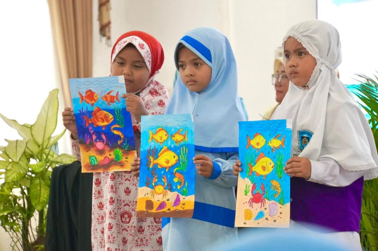 Anak anak juara lomba mewarnai Forikan